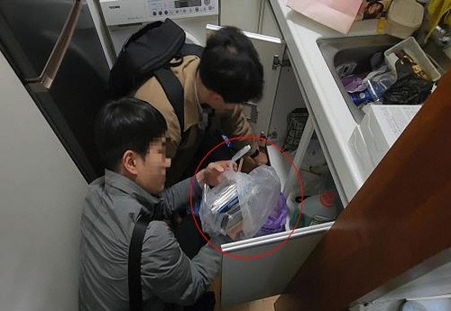 싱크대 밑에서 발견된 장물 휴대전화 34대. [서울경찰청 지하철경찰대 제공]